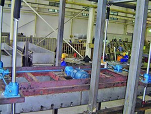 絲(sī)杆升降(jiang)機4台聯(lian)動使用(yòng)現場